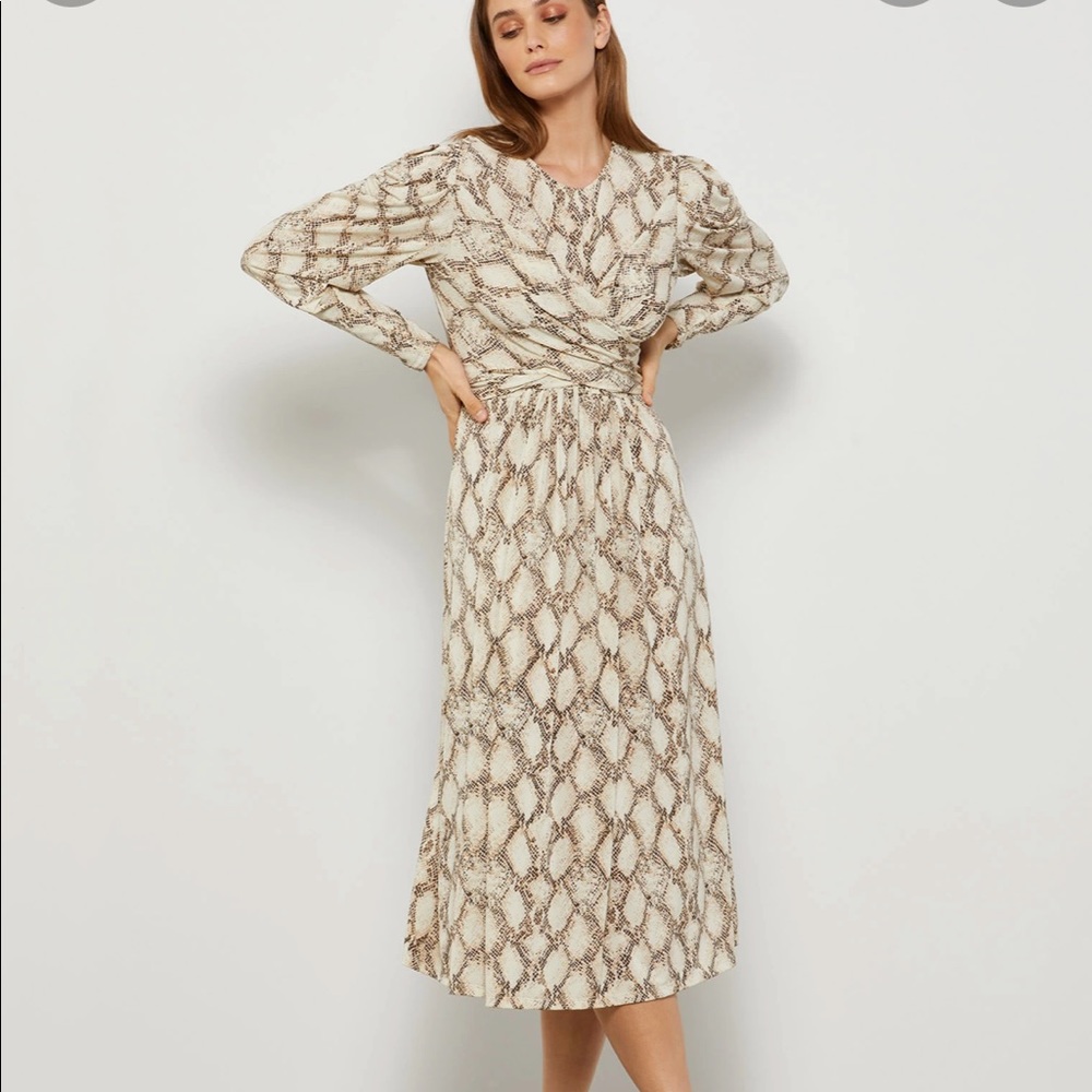 BCBGMAXAZRIA PENELOPE LONG SLEEVE MIDI DRESS TAN